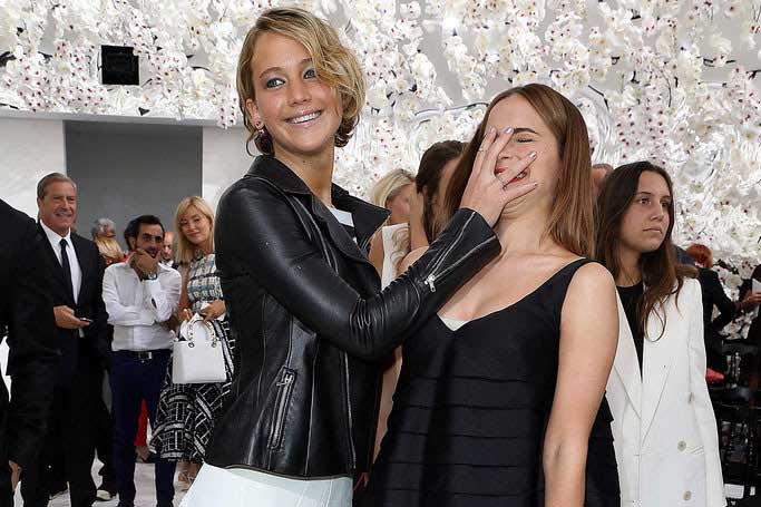 Featured image of post Paris Moda Haftası'na Jennifer Lawrence Damga Vurdu!