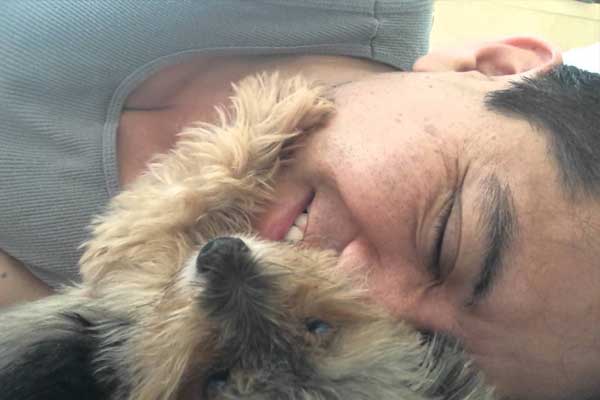 Featured image of post Sahibinin Yüzünü Okşayan Köpek