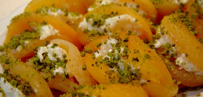 Featured image of post Kaymaklı, Antep Fıstıklı Kolay Kayısı Tatlısı